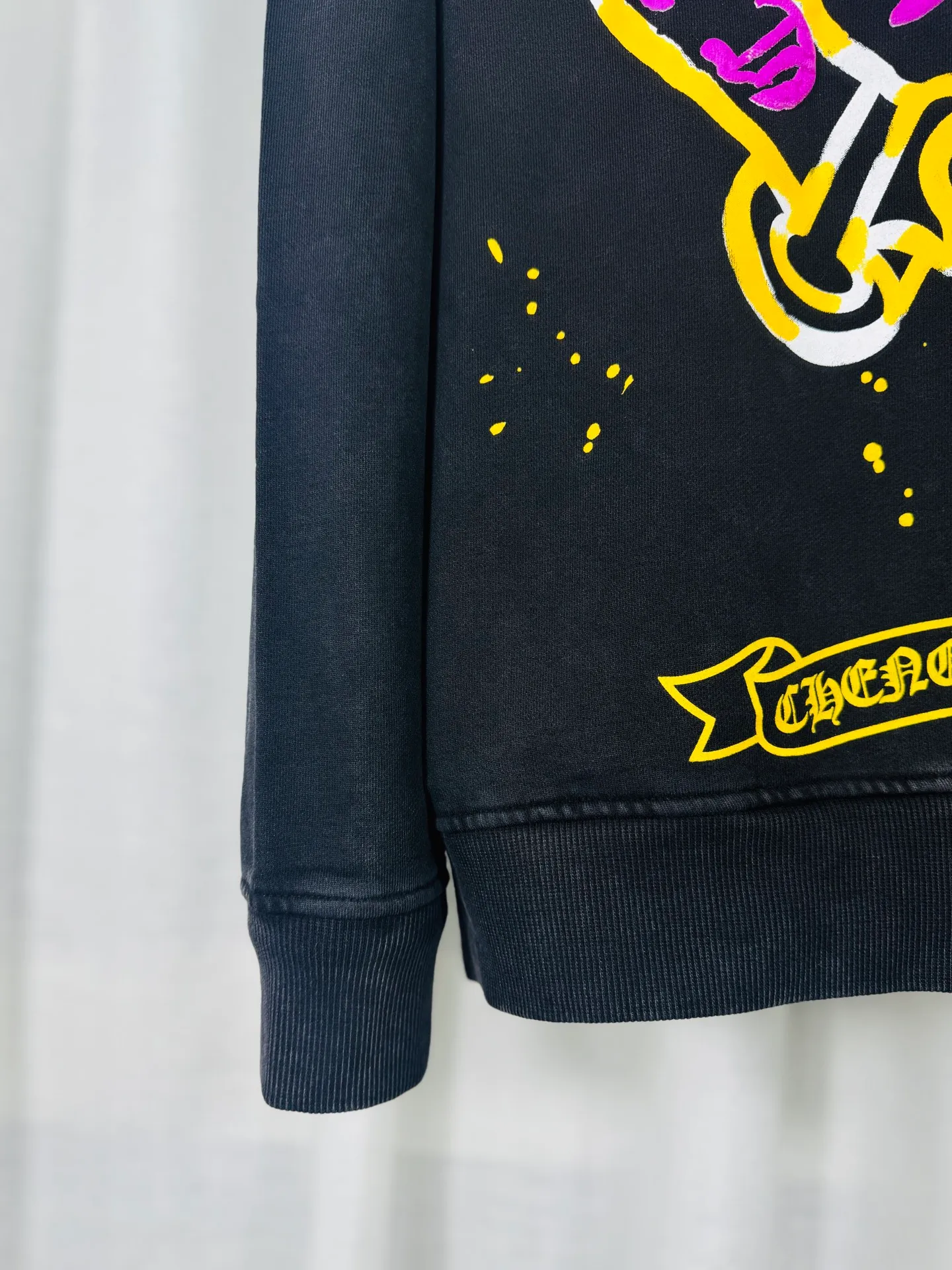P270 top version, real shot without P, ​​different from market currency) 𝗖𝗵𝗿𝗼𝗺𝗲 𝗛𝗲𝗮𝗿𝘁𝘀/Croxin 2025 3D three-dimensional autumn and winter new original single counter American laser burnt 3D offset printing couple casual sweatshirt 👑The highest version! Customized fabric 430g tripe terry fabric! American pickling and distressing, fried snowflakes, 3D offset printing, best-selling model at the counter, very comfortable to wear. Accessories: original molded and authenticated collar label➕100% silk wash water label. Genuine purchase-grade original hangtag➕matching hanging rope➕3D hanging beads➕original packaging bag. Craftsmanship: The original version has consistent wiring! The highest version of the armhole matching technique! Color: Gray Black Size: S M L XL Style No.: 9317